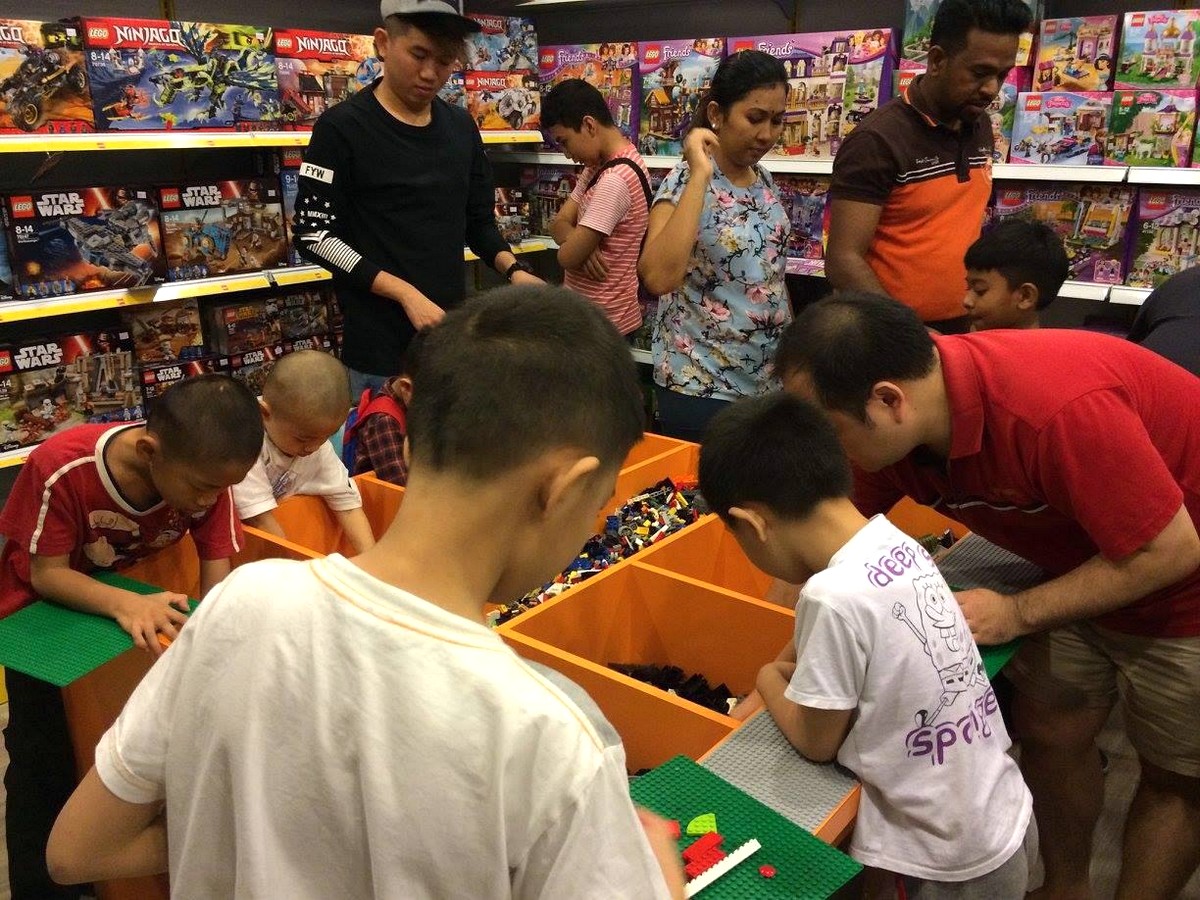 mu-crowd-03 - Baby & Kids & Toys Education Johor Kedah Kelantan Kuala Lumpur Melaka Negeri Sembilan Online Store Pahang Penang Perak Perlis Putrajaya Sabah Sarawak Selangor Terengganu Toys Warehouse Sale & Clearance in Malaysia 