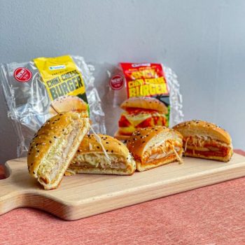 FamilyMart-Chiki-Cheese-Burger-Spicy-Chiki-Cheese-Burger-Promo-3-350x350 - Beverages Food , Restaurant & Pub Johor Kedah Kelantan Kuala Lumpur Negeri Sembilan Pahang Penang Perak Perlis Promotions & Freebies Putrajaya Sabah Sarawak Selangor Supermarket & Hypermarket Terengganu 