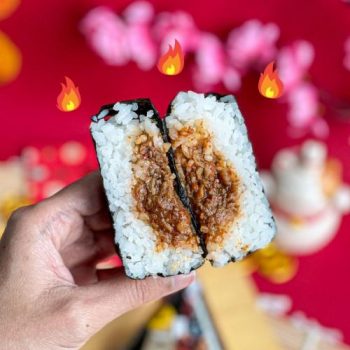 FamilyMart-Hot-Spicy-Mala-Chicken-Onigiri-Deal-1-350x350 - Beverages Food , Restaurant & Pub Johor Kedah Kelantan Kuala Lumpur Melaka Negeri Sembilan Pahang Penang Perak Perlis Promotions & Freebies Putrajaya Sabah Sarawak Selangor Supermarket & Hypermarket Terengganu 