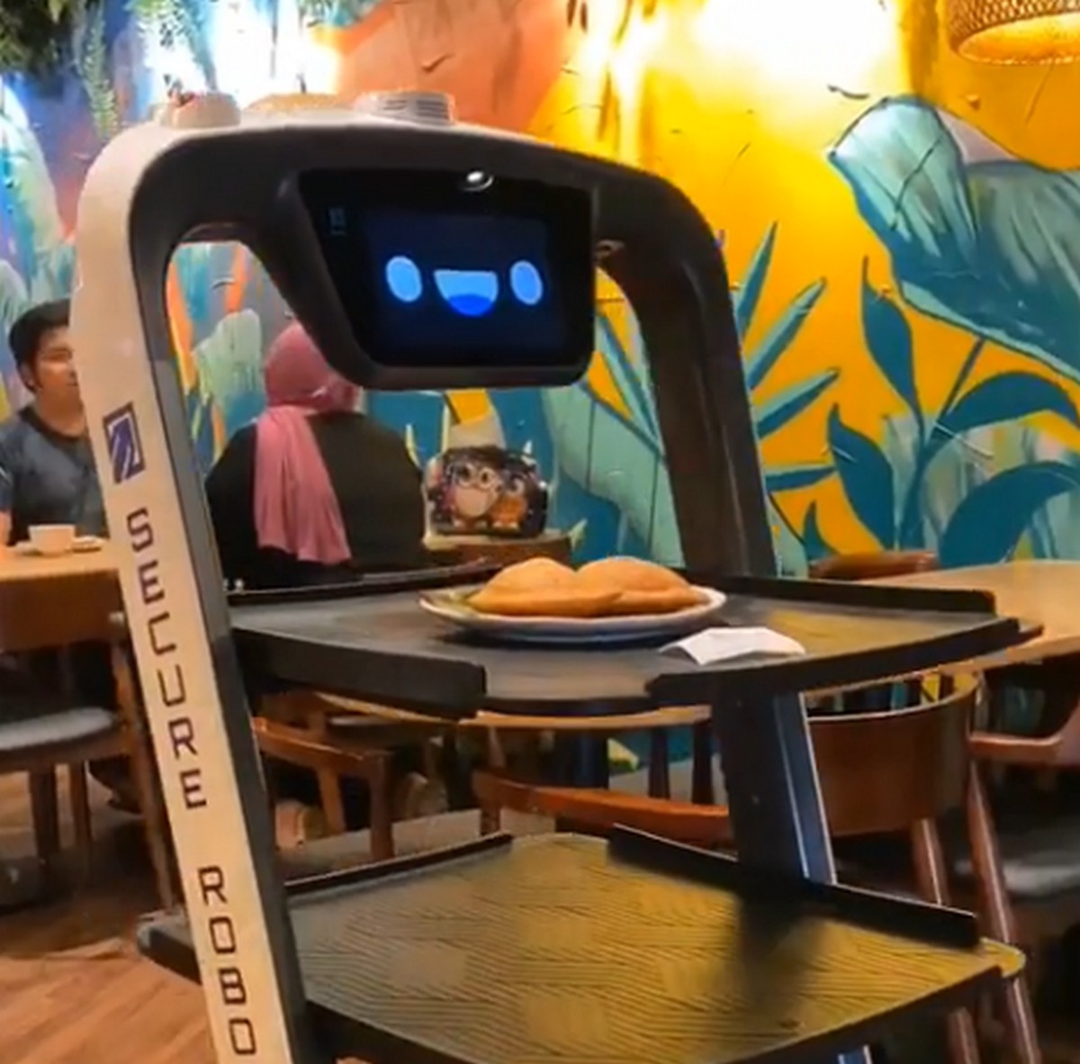 Shah Alam Has A Robot Waiter Restaurant To Reduce Physical Contact Everydayonsales Com News
